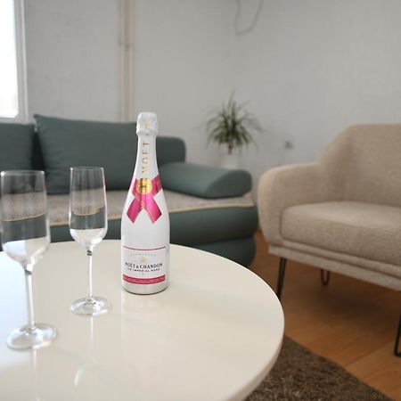 Cinema Vardar Apartment Skopje Bagian luar foto