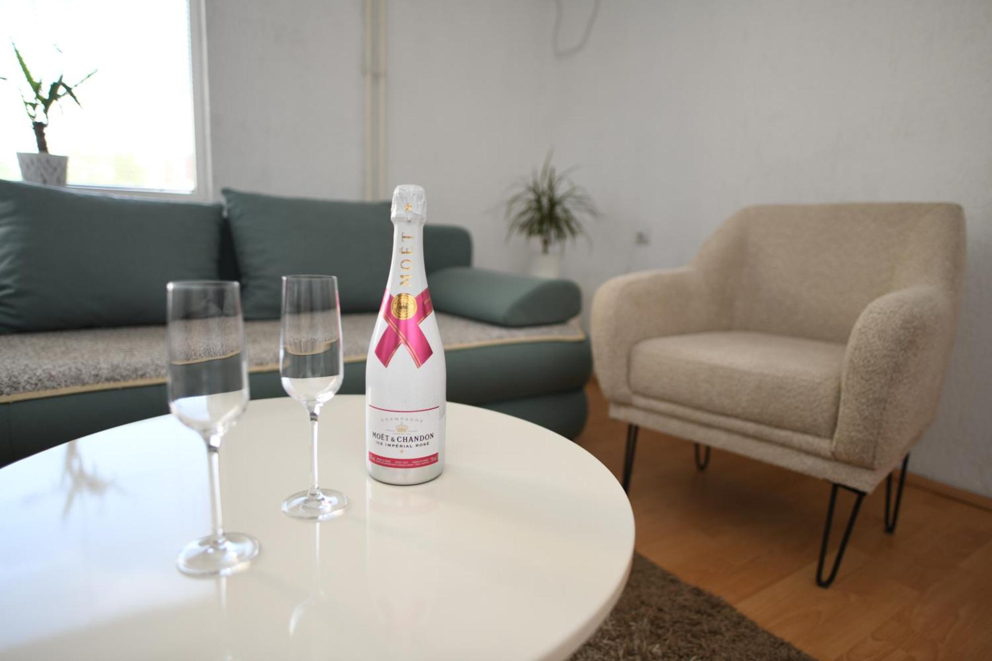 Cinema Vardar Apartment Skopje Bagian luar foto